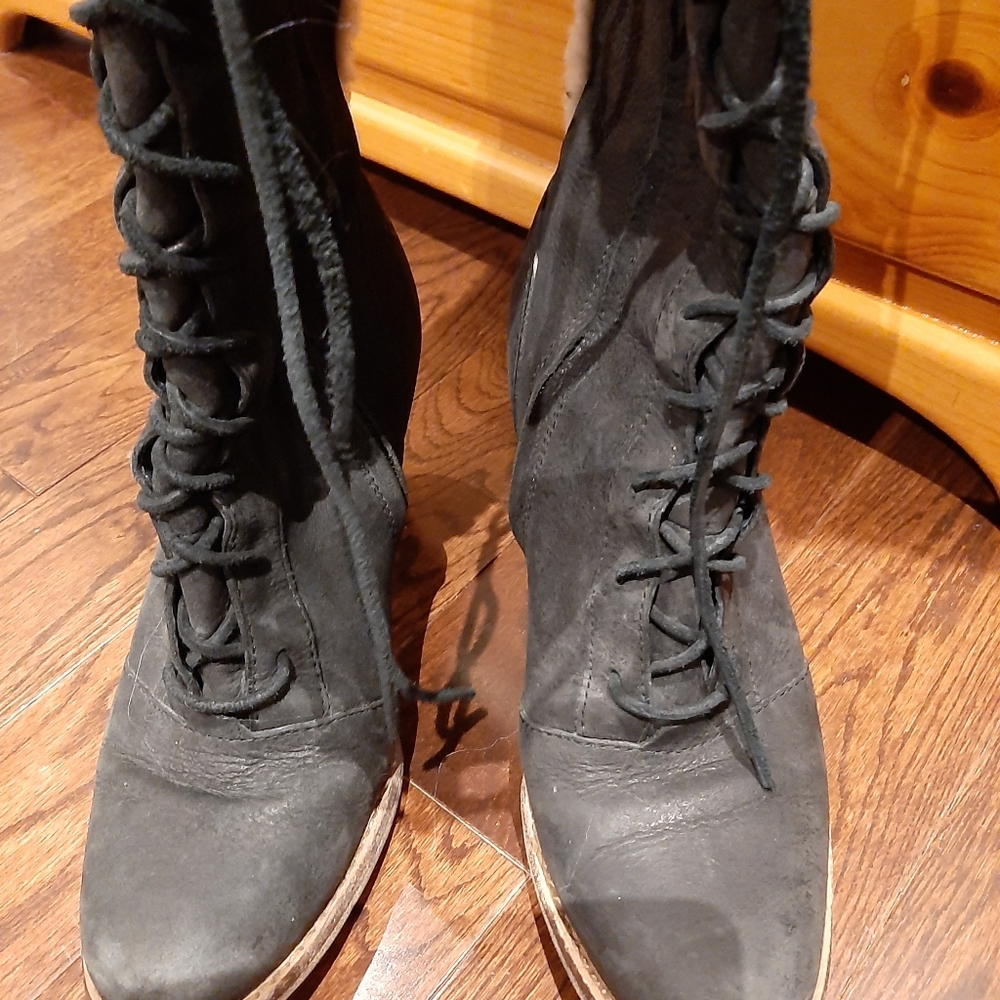 Tall Ugg heeled boots - Picture 6 of 6